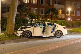 Auto knalt op boom in Amsterdam, twee gewonden