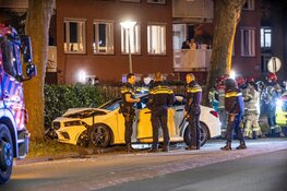 Auto knalt op boom in Amsterdam, twee gewonden