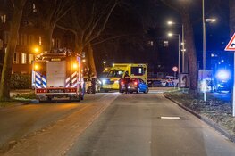 Auto knalt op boom in Amsterdam, twee gewonden