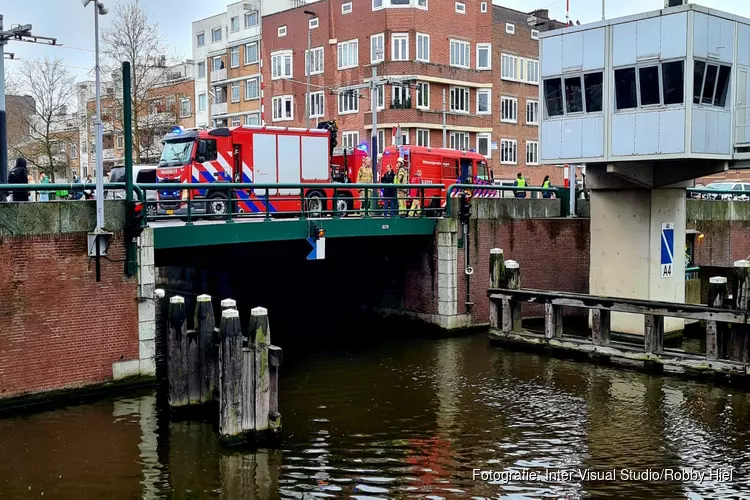 Auto te water en gezonken in Amsterdam