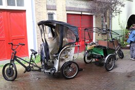 Fietstaxi`s in brand in Amsterdam-Centrum