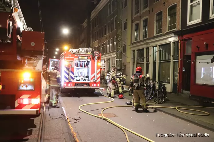 Explosief door raam café gegooid aan Czaar Peterstraat