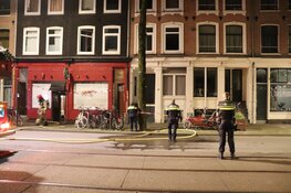 Explosief door raam café gegooid aan Czaar Peterstraat