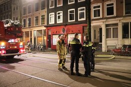 Explosief door raam café gegooid aan Czaar Peterstraat