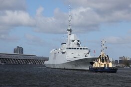 Frans defensieschip vuurt saluutschoten af vanwege komst Macron