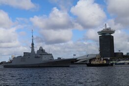 Frans defensieschip vuurt saluutschoten af vanwege komst Macron