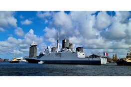 Frans defensieschip vuurt saluutschoten af vanwege komst Macron