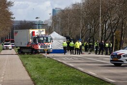 Ernstig ongeval in Ouderkerk aan de Amstel, motorrijder overleden