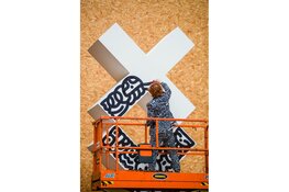 Mr Doodle maakt Amsterdam klaar voor WK Doodlen met 6 meter hoog kunstwerk