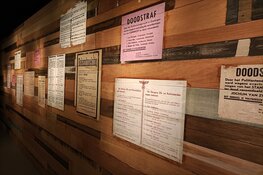 Monumentale herdenkingsmuur voor de April-meistakingen in het Verzetsmuseum