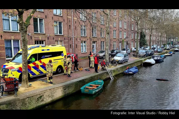 Auto te water langs Lijnbaansgracht in Amsterdam