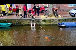 Auto te water langs Lijnbaansgracht in Amsterdam