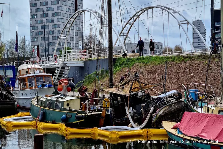 Historische boot gezonken bij KNSM-eiland, veel brandstof in het water terecht gekomen