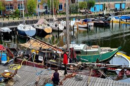 Historische boot gezonken bij KNSM-eiland, veel brandstof in het water terecht gekomen