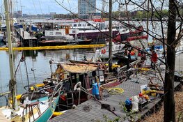 Historische boot gezonken bij KNSM-eiland, veel brandstof in het water terecht gekomen