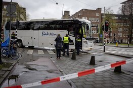 Fietser zwaargewond na aanrijding met bus in Amsterdam