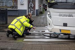 Fietser zwaargewond na aanrijding met bus in Amsterdam