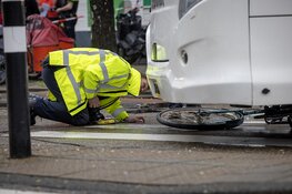 Fietser zwaargewond na aanrijding met bus in Amsterdam