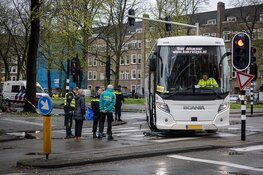 Fietser zwaargewond na aanrijding met bus in Amsterdam