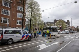 Fietser zwaargewond na aanrijding met bus in Amsterdam