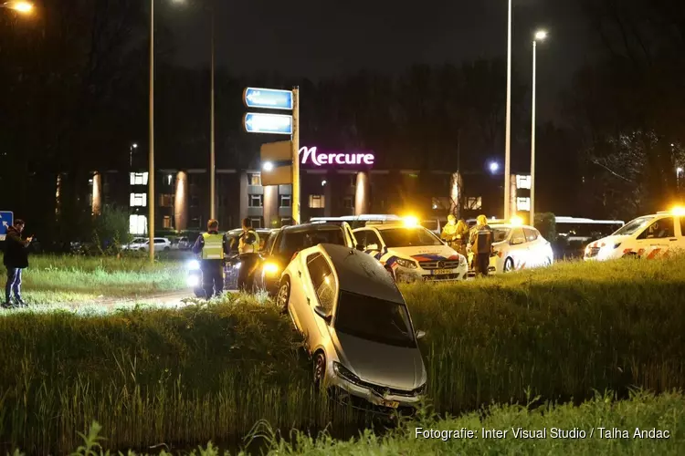 Auto bijna te water langs Anderlechtlaan in Nieuw-West