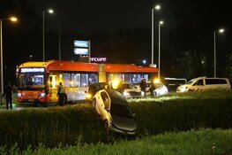 Auto bijna te water langs Anderlechtlaan in Nieuw-West