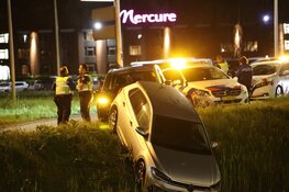 Auto bijna te water langs Anderlechtlaan in Nieuw-West