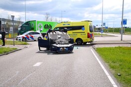 Auto op de kop na ongeval in Westpoort