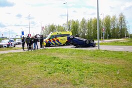 Auto op de kop na ongeval in Westpoort