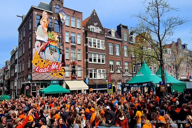 Amsterdam viert massaal Koningsdag