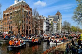 Amsterdam viert massaal Koningsdag