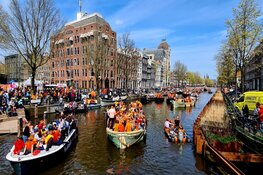 Amsterdam viert massaal Koningsdag