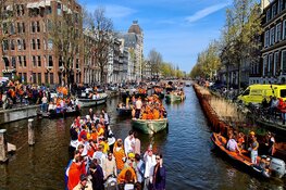 Amsterdam viert massaal Koningsdag