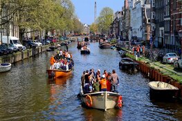 Amsterdam viert massaal Koningsdag