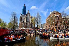 Amsterdam viert massaal Koningsdag