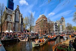 Amsterdam viert massaal Koningsdag