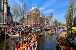 Amsterdam viert massaal Koningsdag