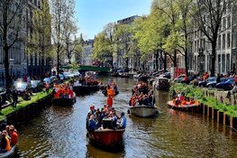 Amsterdam viert massaal Koningsdag
