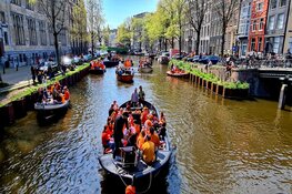 Amsterdam viert massaal Koningsdag
