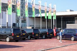 Turkse Nederlanders verzamelen zich bij RAI om te stemmen voor Turkse verkiezingen