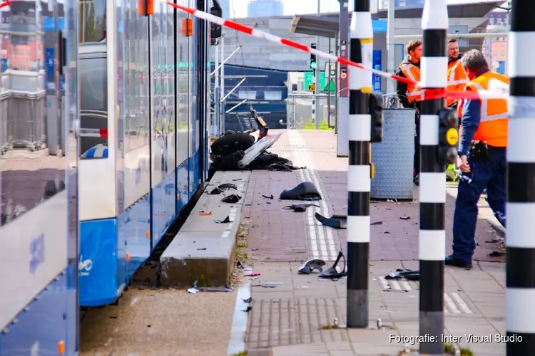 Scooterrijder aangereden door tram in Amsterdam-Oost