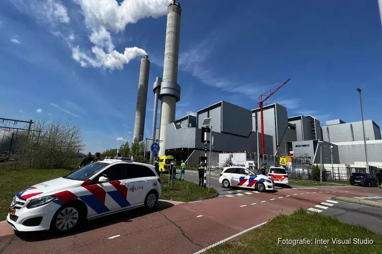 AEB getroffen door explosie, brandweer wacht op veilige toegang