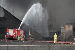 Grote brand in Westelijk Havengebied, zwarte rook in wijde omgeving te zien