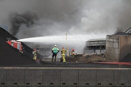 Grote brand in Westelijk Havengebied, zwarte rook in wijde omgeving te zien