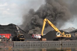 Grote brand in Westelijk Havengebied, zwarte rook in wijde omgeving te zien