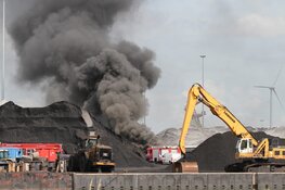 Grote brand in Westelijk Havengebied, zwarte rook in wijde omgeving te zien