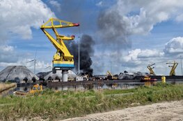 Grote brand in Westelijk Havengebied, zwarte rook in wijde omgeving te zien
