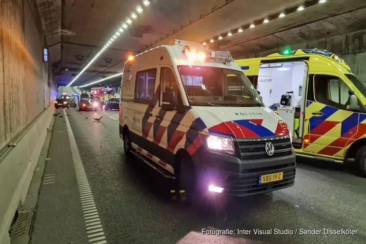 Coentunnel weer open na botsing met meerdere auto`s