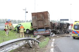 Vrachtwagen gekanteld op Coenplein