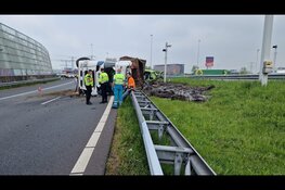 Vrachtwagen gekanteld op Coenplein